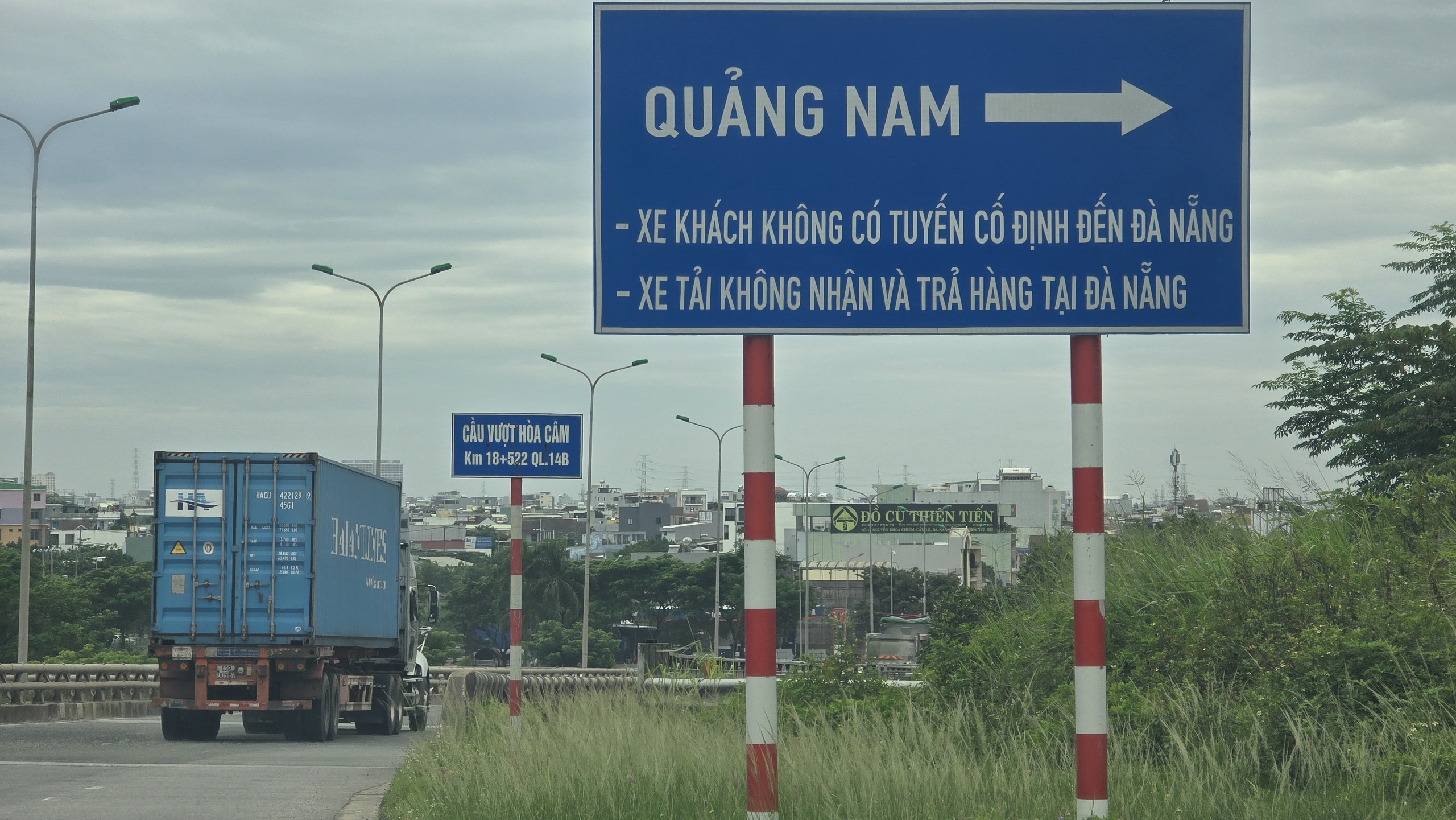 Khẩn trương điều chỉnh hàng loạt biển chỉ dẫn giao thông ở Đà Nẵng - Ảnh 4.