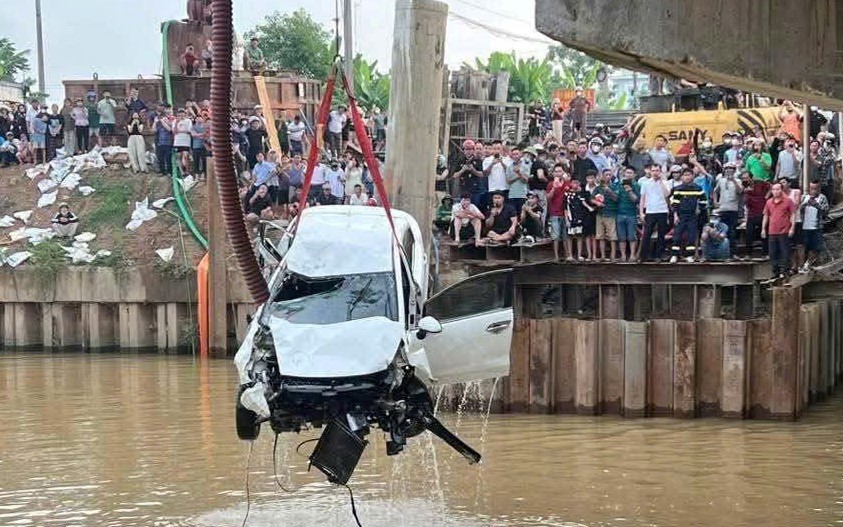 Vụ xe ô tô tông 2 xe máy rồi lao xuống sông: Tìm thấy thêm một thi thể- Ảnh 2.
