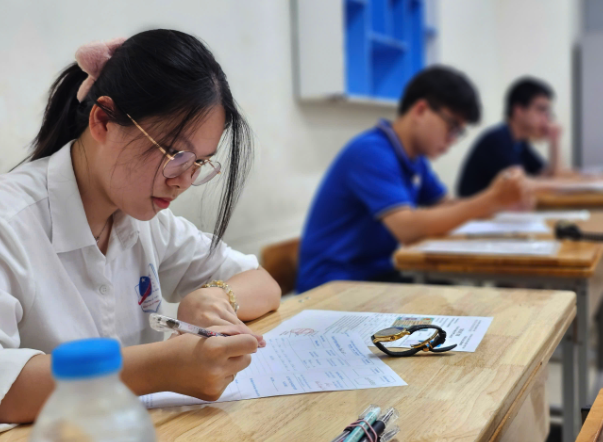 Bộ GD-ĐT thông tin về phổ điểm thi tốt nghiệp THPT 2025- Ảnh 1. Bộ GD-ĐT thông tin về phổ điểm thi tốt nghiệp THPT 2025- Ảnh 1.