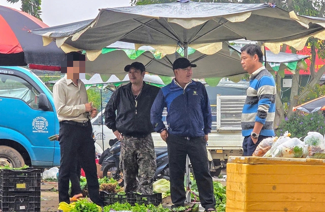 Vụ nữ tiểu thương bị hành hung tại chợ Di Linh: Nhân chứng lên tiếng - Ảnh 4. Vụ nữ tiểu thương bị hành hung tại chợ Di Linh: Nhân chứng lên tiếng - Ảnh 4.