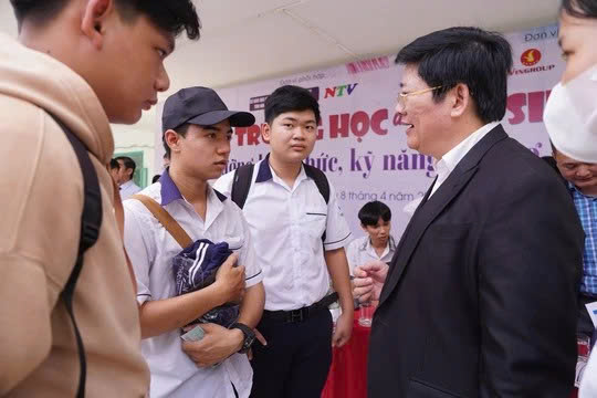 Từ trang báo đến trái tim học trò - Ảnh 1.
