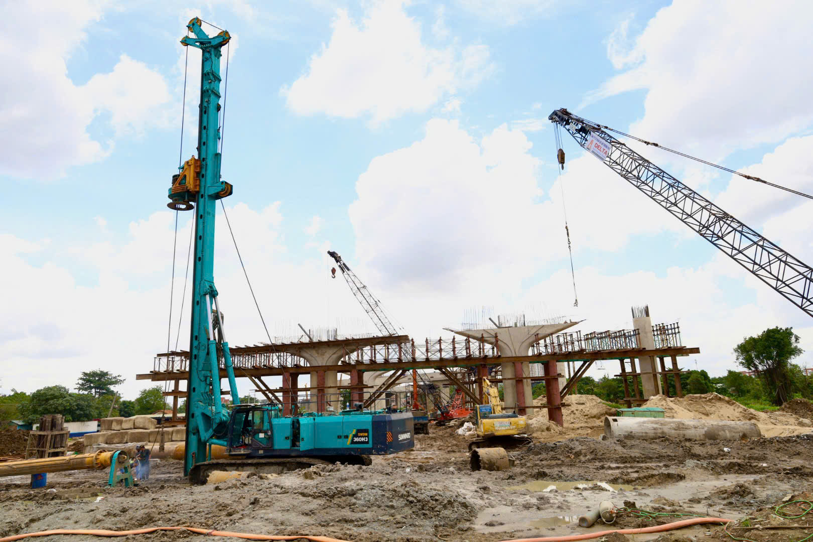 Cận cảnh công trường Vành đai 3 TP HCM giữa trưa hè oi ả - Ảnh 10. Cận cảnh công trường Vành đai 3 TP HCM giữa trưa hè oi ả - Ảnh 10.