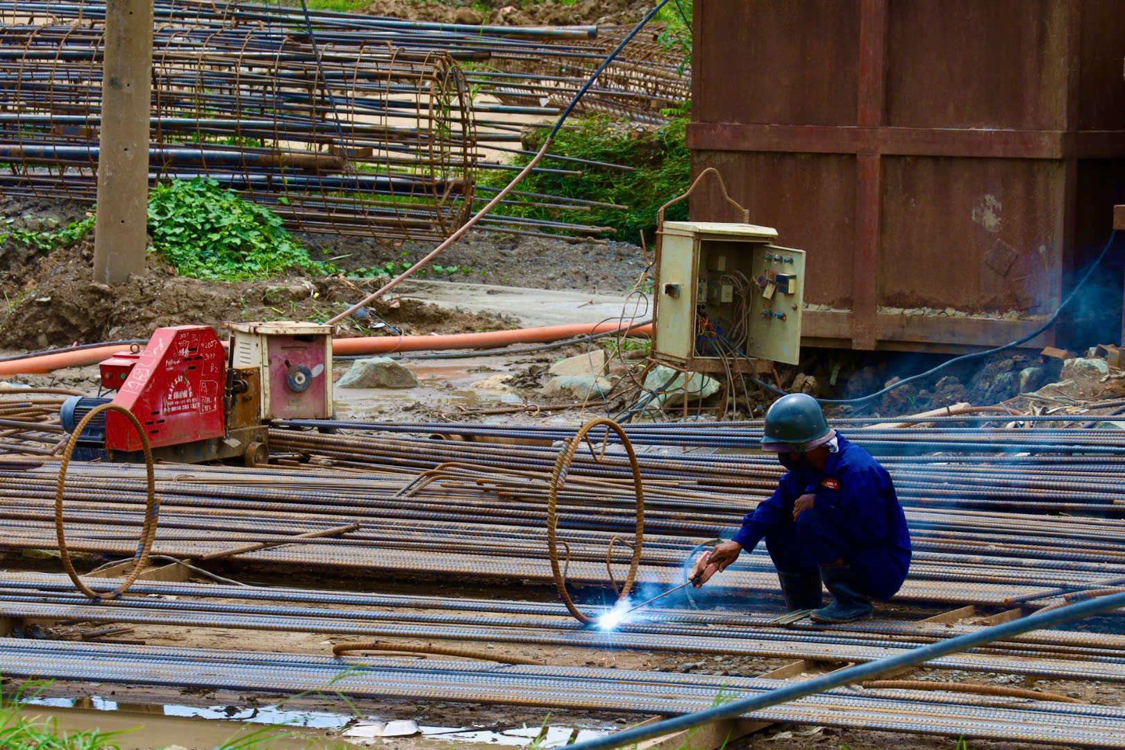 Cận cảnh công trường Vành đai 3 TP HCM giữa trưa hè oi ả - Ảnh 3. Cận cảnh công trường Vành đai 3 TP HCM giữa trưa hè oi ả - Ảnh 3.