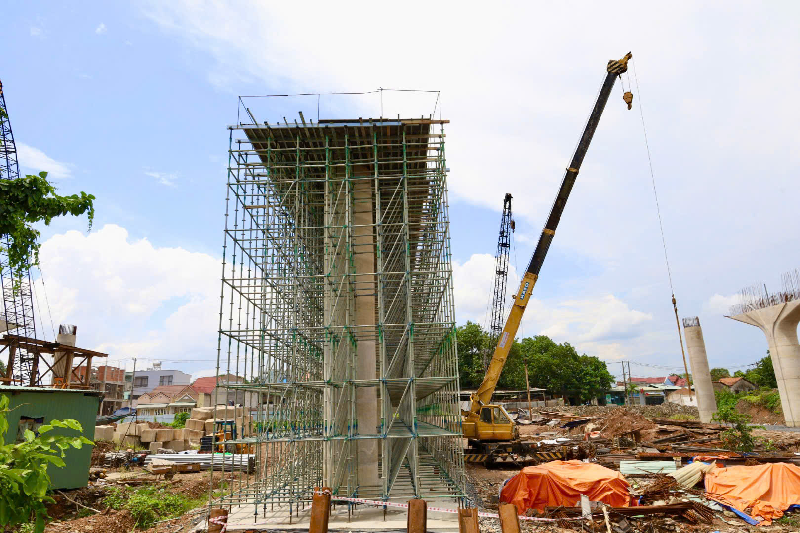 Cận cảnh công trường Vành đai 3 TP HCM giữa trưa hè oi ả - Ảnh 9. Cận cảnh công trường Vành đai 3 TP HCM giữa trưa hè oi ả - Ảnh 9.