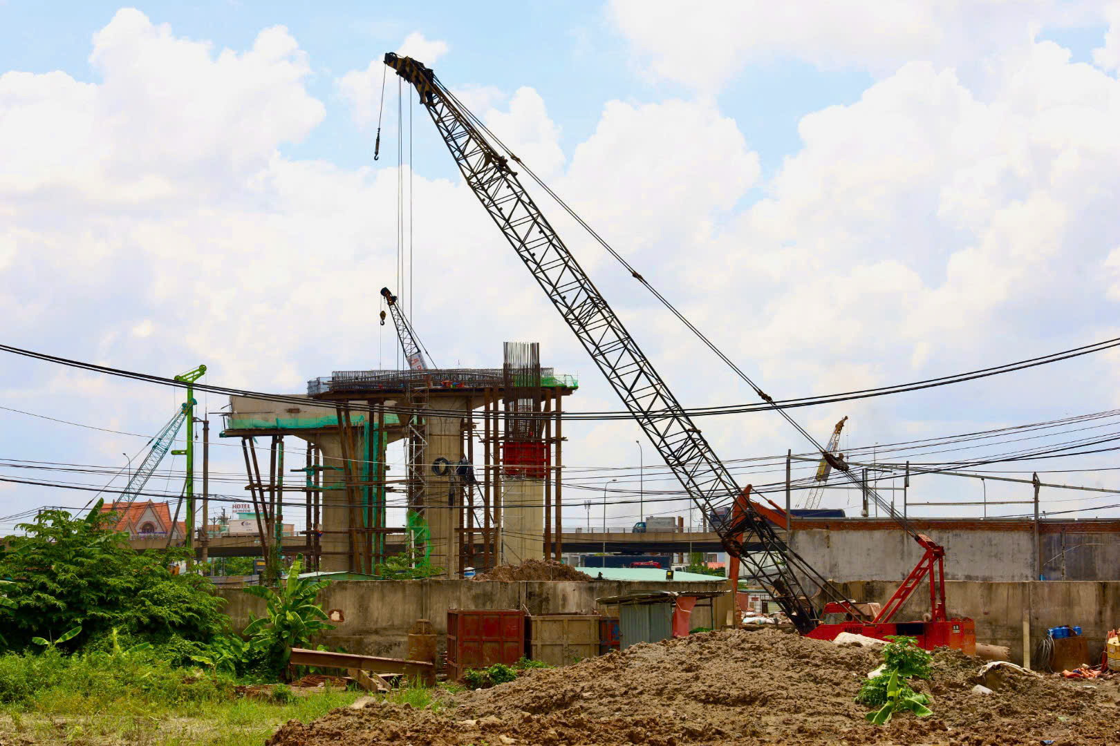 Cận cảnh công trường Vành đai 3 TP HCM giữa trưa hè oi ả - Ảnh 4. Cận cảnh công trường Vành đai 3 TP HCM giữa trưa hè oi ả - Ảnh 4.