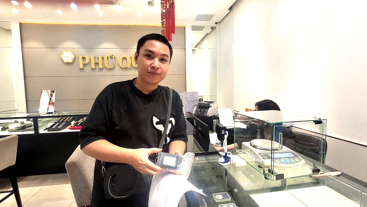 Horečka stříbrných slitků a stříbrných mincí: Noví investoři se spěchají přidat - Foto 1. Cơn sốt bạc thỏi và bạc miếng: Nhà đầu tư mới đổ xô tham gia - Ảnh 1.