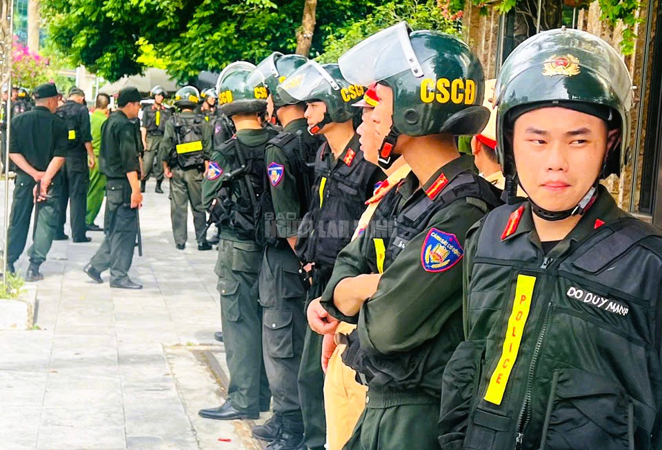 - Ảnh 1. Hàng chục cảnh sát xuất hiện trước nhà em trai trùm giang hồ Đạt "ma" ở Thanh Hóa - Ảnh 1.