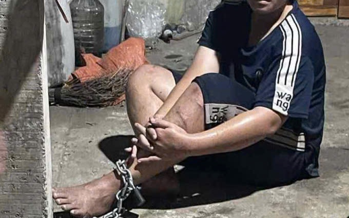 Bức xúc vụ cha xích chân con gái trong căn phòng bẩn thỉu gây phẫn nộ - Ảnh 2.