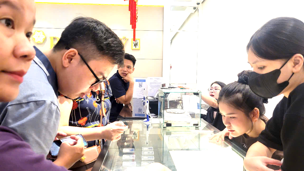 Horečka stříbrných slitků a stříbrných mincí: Noví investoři se spěchají přidat - Foto 2. Cơn sốt bạc thỏi và bạc miếng: Nhà đầu tư mới đổ xô tham gia - Ảnh 2.