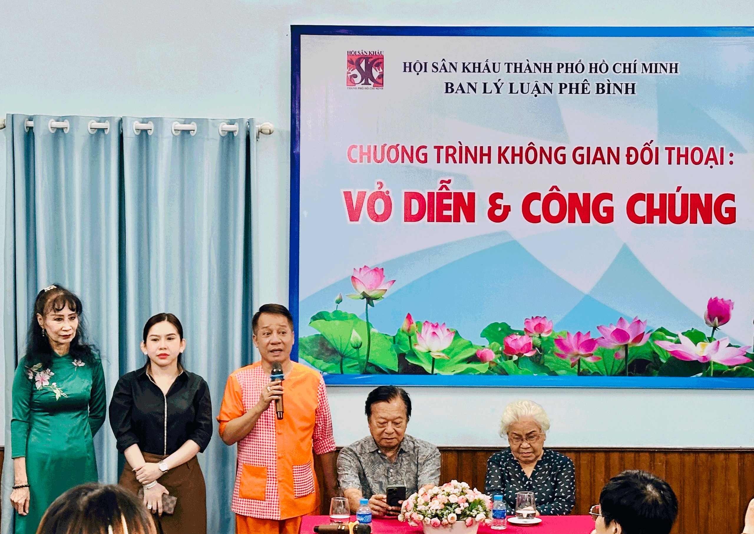 Nhìn lại sân khấu chính luận trong đời sống văn hóa - Ảnh 2.
