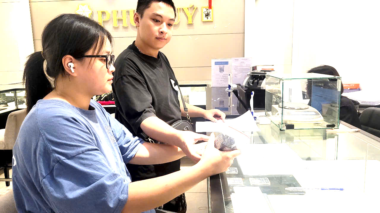 Horečka stříbrných slitků a stříbrných mincí: Noví investoři se spěchají přidat - Foto 3. Cơn sốt bạc thỏi và bạc miếng: Nhà đầu tư mới đổ xô tham gia - Ảnh 3.