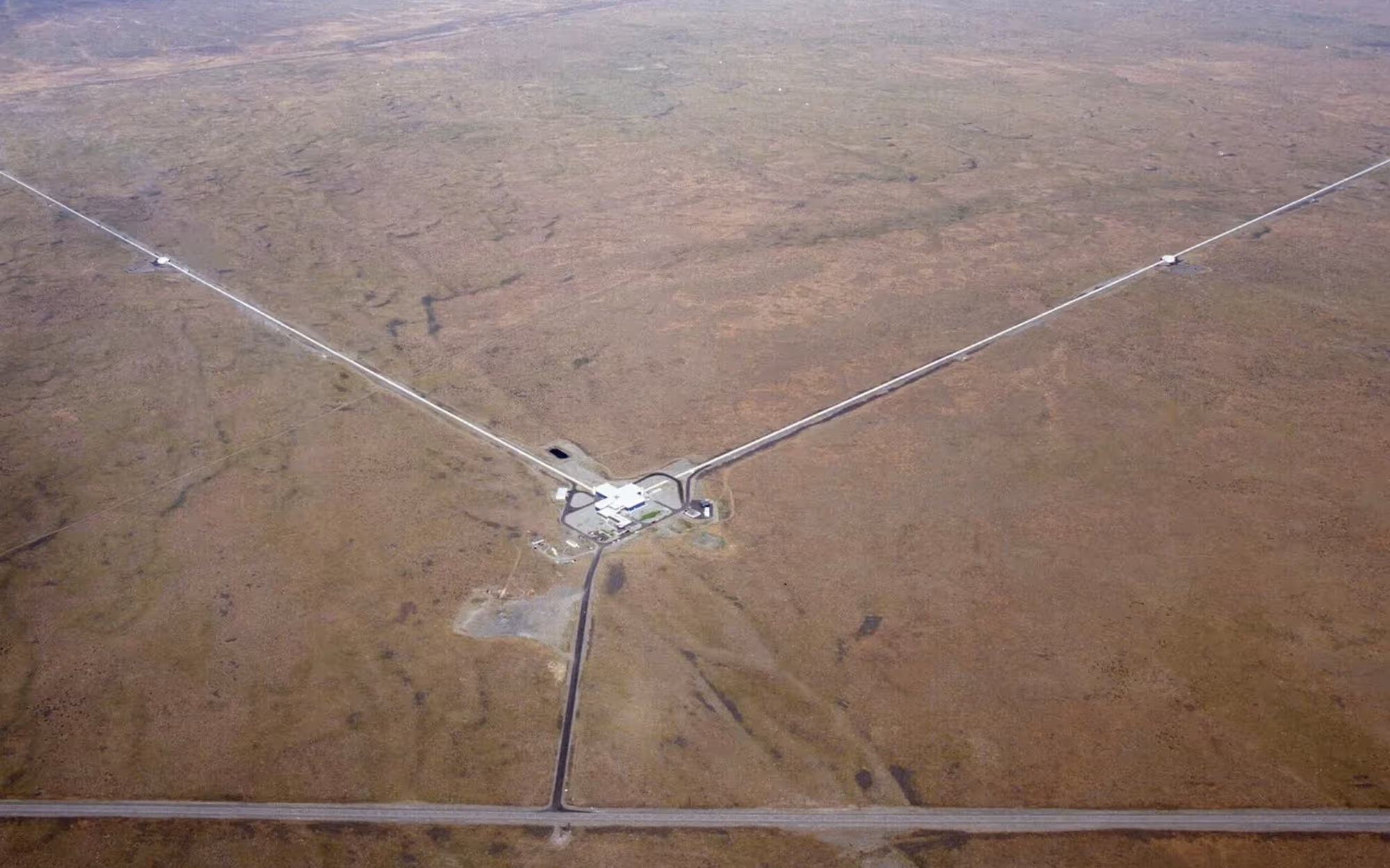 Vật thể l&agrave;m xoắn kh&ocirc;ng - thời gian lộ diện, chứng minh Einstein đ&uacute;ng - Ảnh 2.