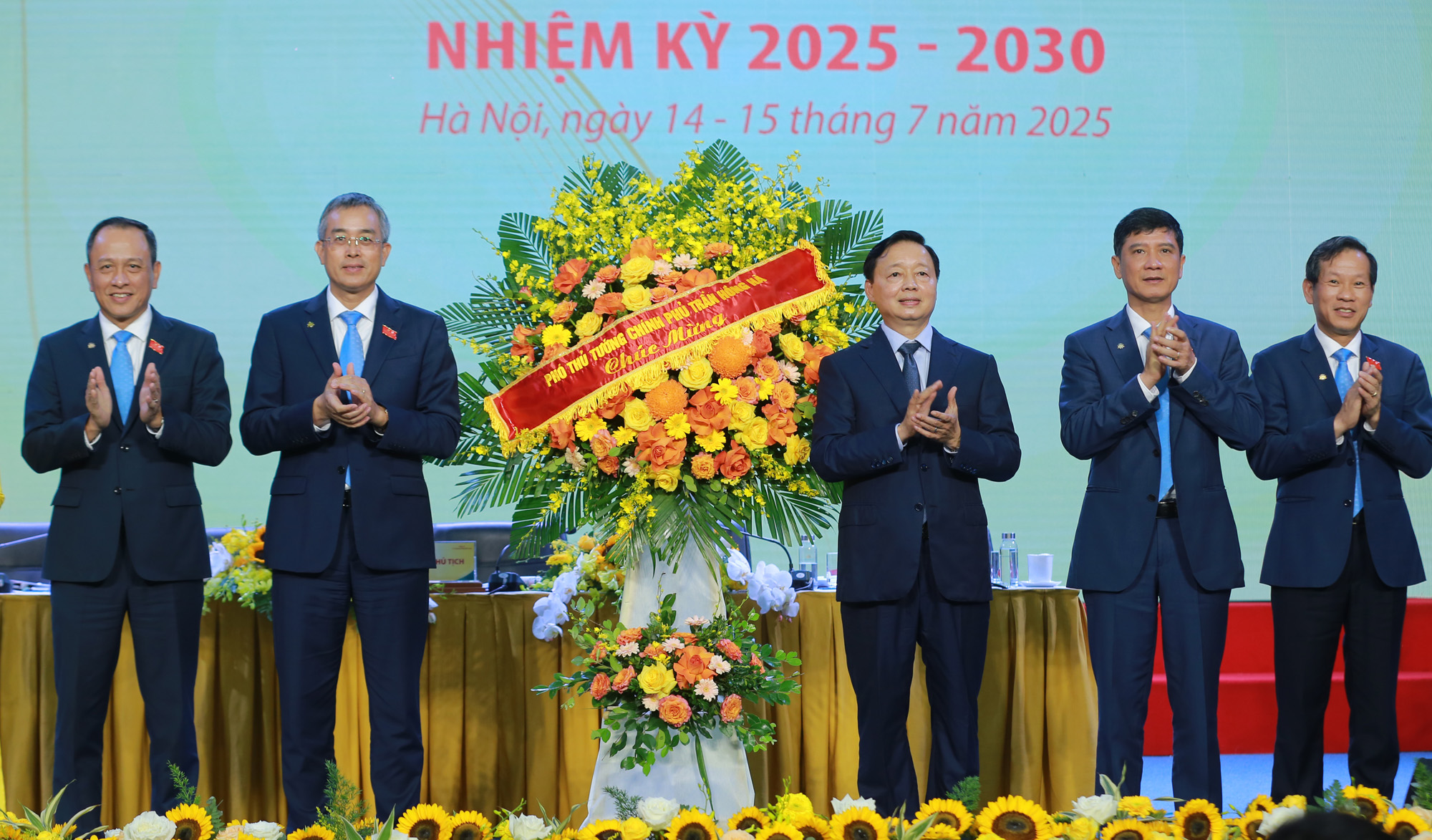 Vietnam Airlines không cạnh tranh trực tiếp về giá vé với các hãng hàng không trong nước- Ảnh 1. Vietnam Airlines không cạnh tranh trực tiếp về giá vé với các hãng hàng không trong nước- Ảnh 1.