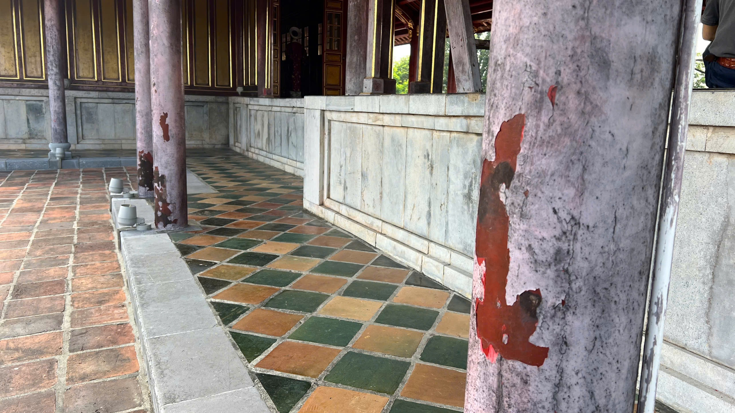 Huế chi hàng trăm triệu sơn lại lầu Ngũ Phụng Sau trùng tu - Ảnh 1.