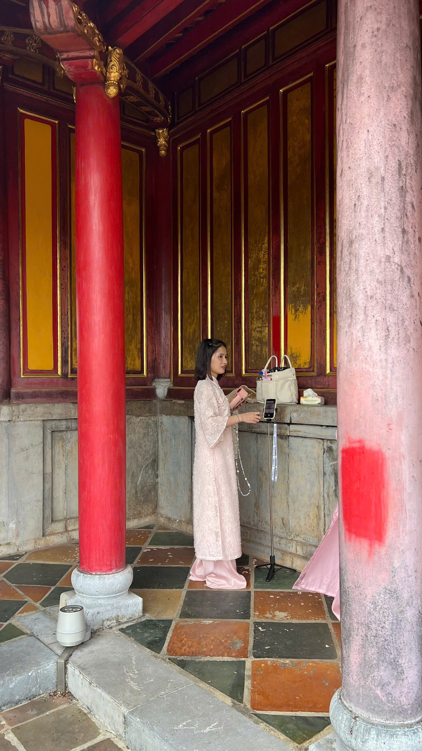Huế chi hàng trăm triệu sơn lại lầu Ngũ Phụng Sau trùng tu - Ảnh 2.