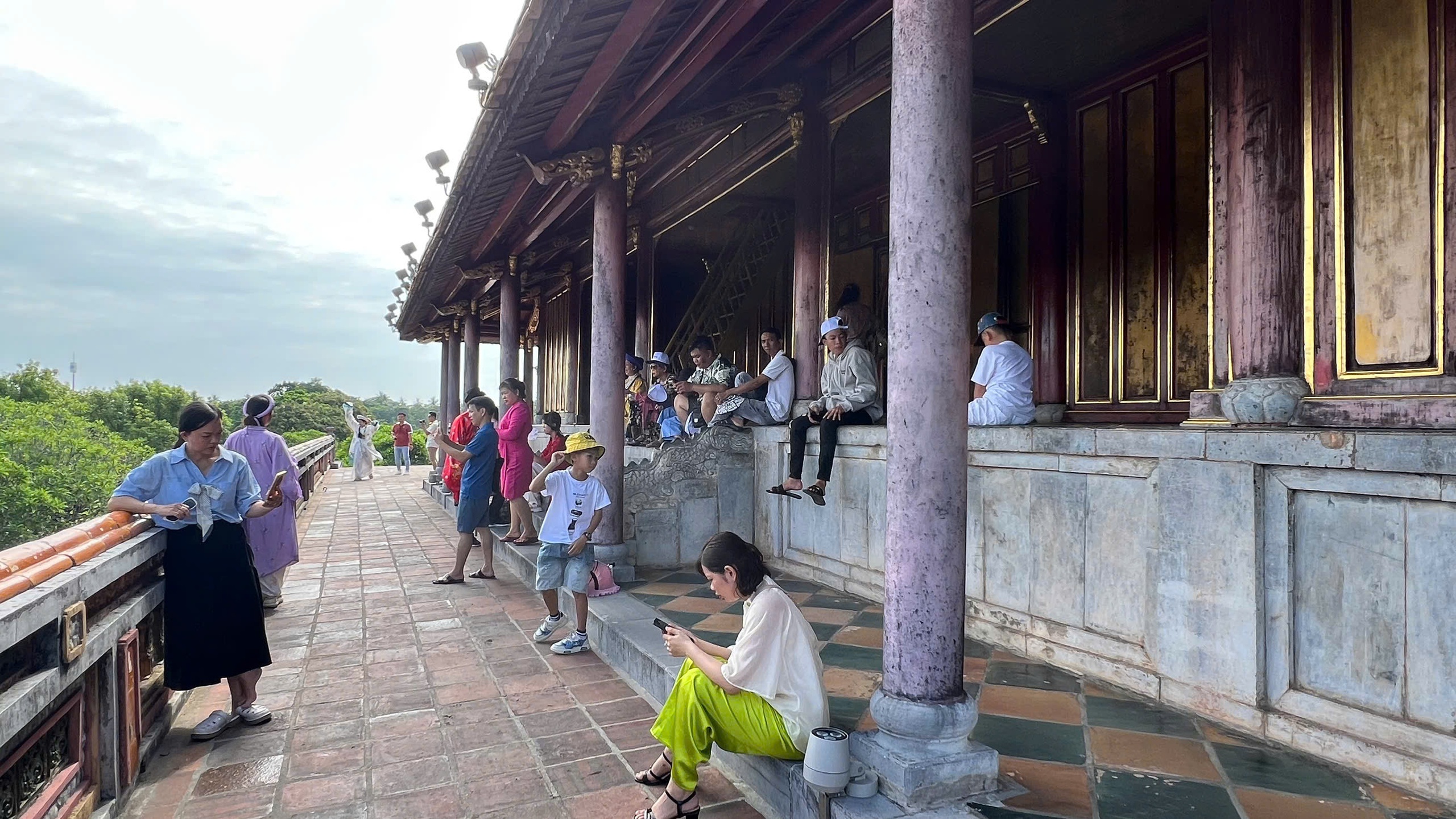 Huế chi hàng trăm triệu sơn lại lầu Ngũ Phụng Sau trùng tu - Ảnh 8.