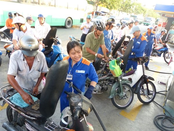 Gi&aacute; xăng tăng trở lại sau 5 lần giảm li&ecirc;n tiếp tại việt nam - Ảnh 1.