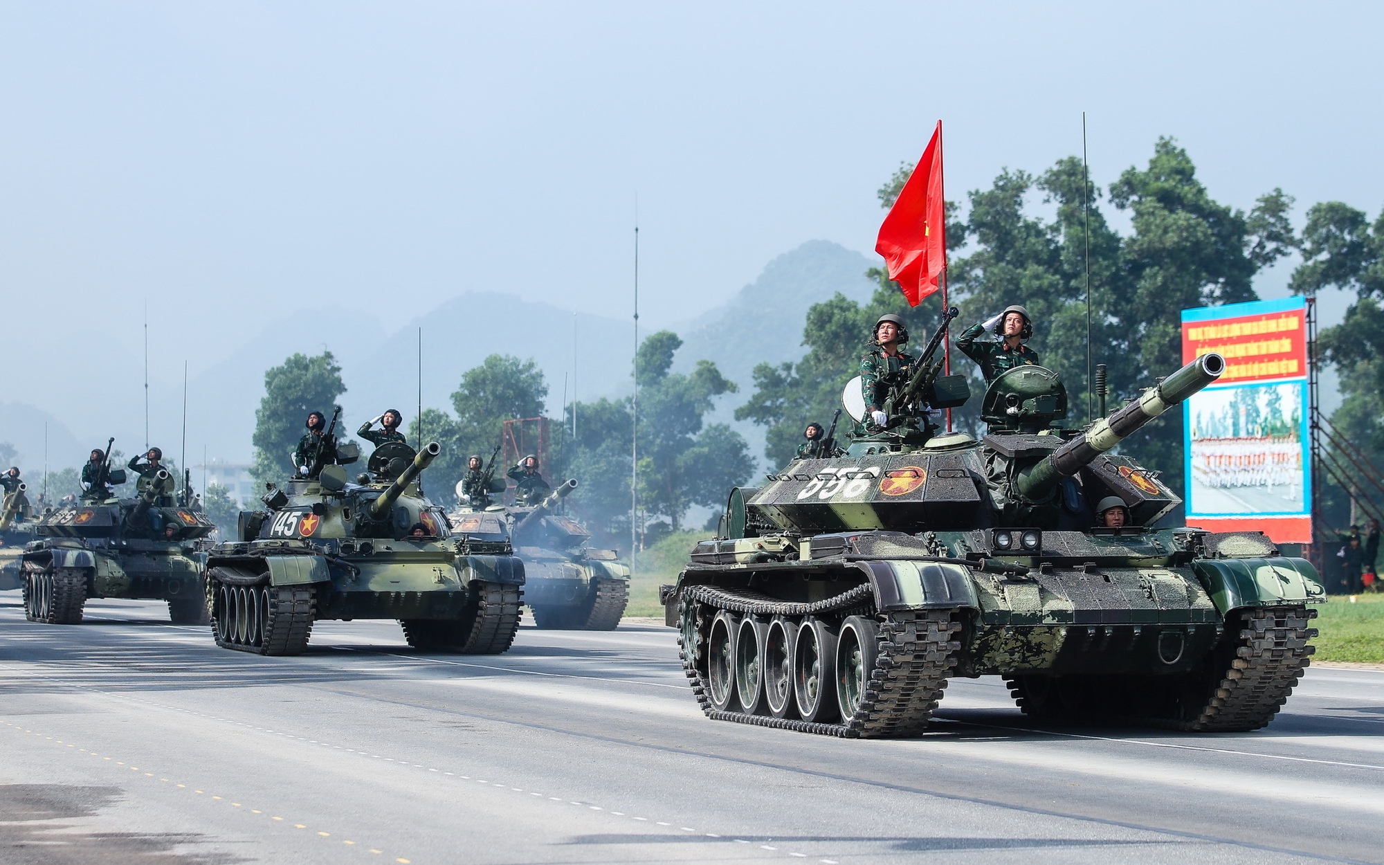 Trực thăng, tàu ngầm Kilo 636 luyện tập diễu binh trên biển dịp Quốc khánh 2-9 - Ảnh 1.