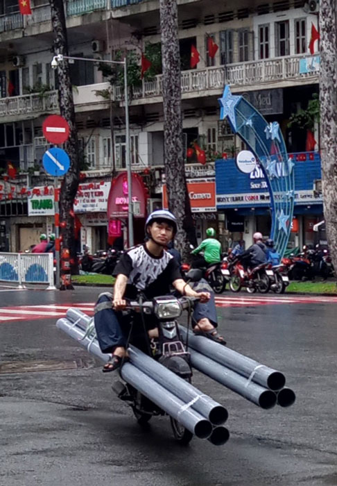 "Làm xiếc" trên đường- Ảnh 1. "Làm xiếc" trên đường- Ảnh 1.