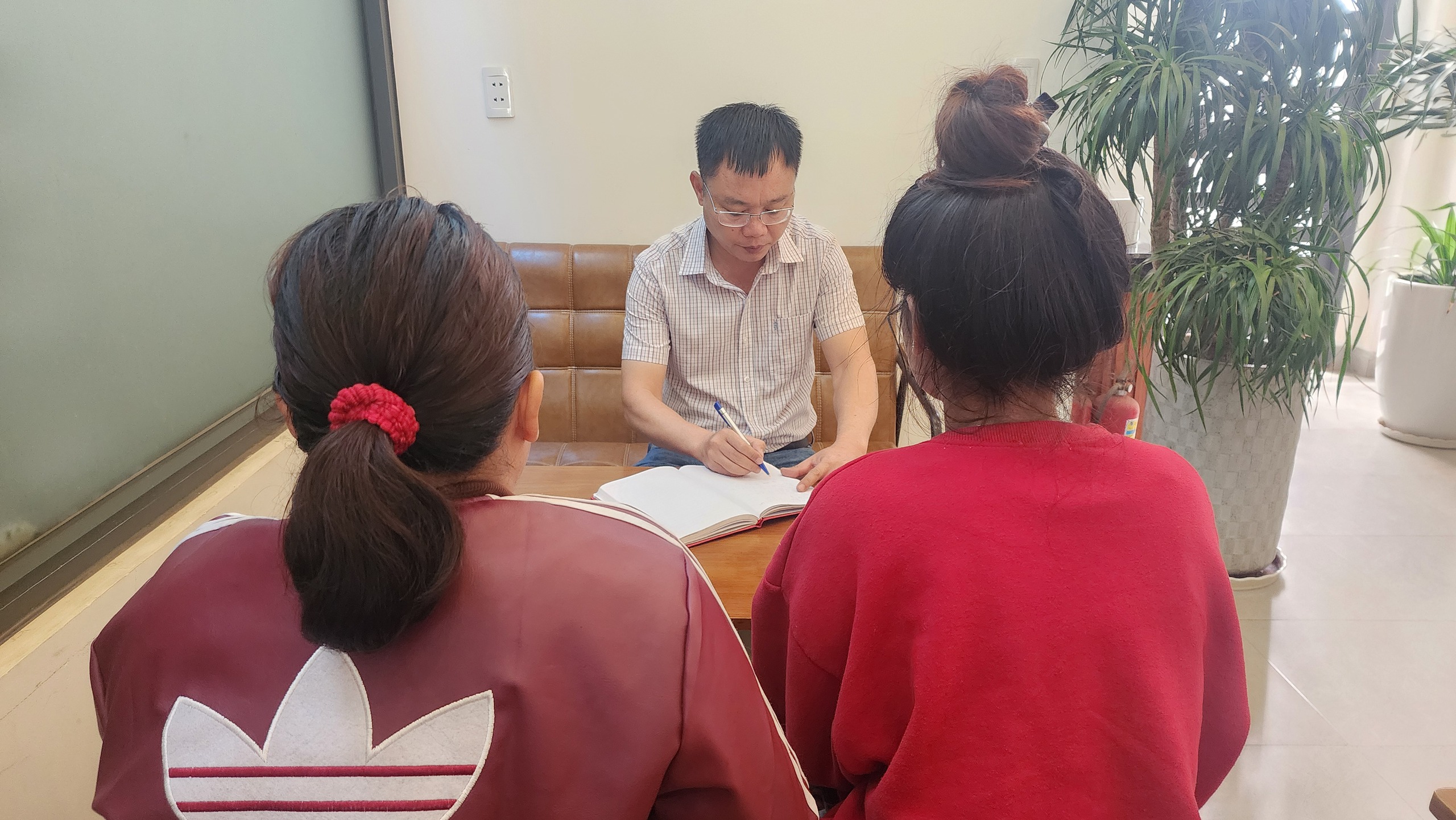 Nữ sinh bị hiệu trưởng nói