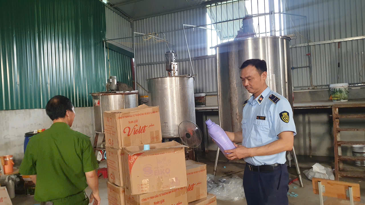 Giám đốc công ty mua bột giặt nổi tiếng về nghiên cứu rồi sản xuất ra hàng loạt sản phẩm giả- Ảnh 1. Giám đốc công ty mua bột giặt nổi tiếng về nghiên cứu rồi sản xuất ra hàng loạt sản phẩm giả- Ảnh 1.