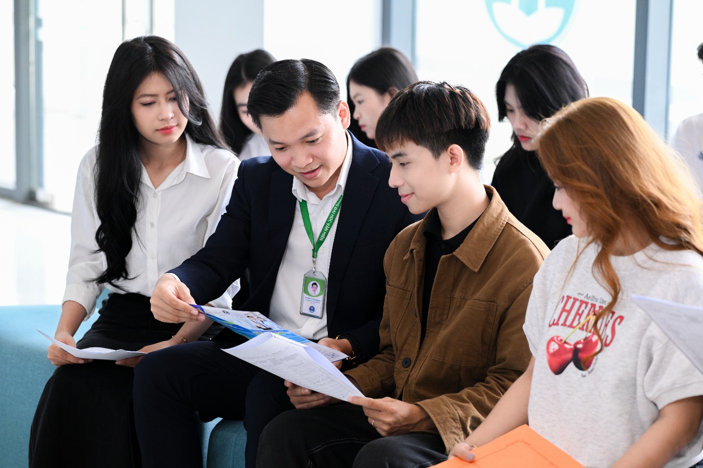 Trường ĐH Văn Hiến công bố điểm sàn xét tuyển năm 2025 và chính sách hỗ trợ lên đến 60% học phí HK1- Ảnh 2. Trường ĐH Văn Hiến công bố điểm sàn xét tuyển năm 2025 và chính sách hỗ trợ lên đến 60% học phí HK1- Ảnh 2.
