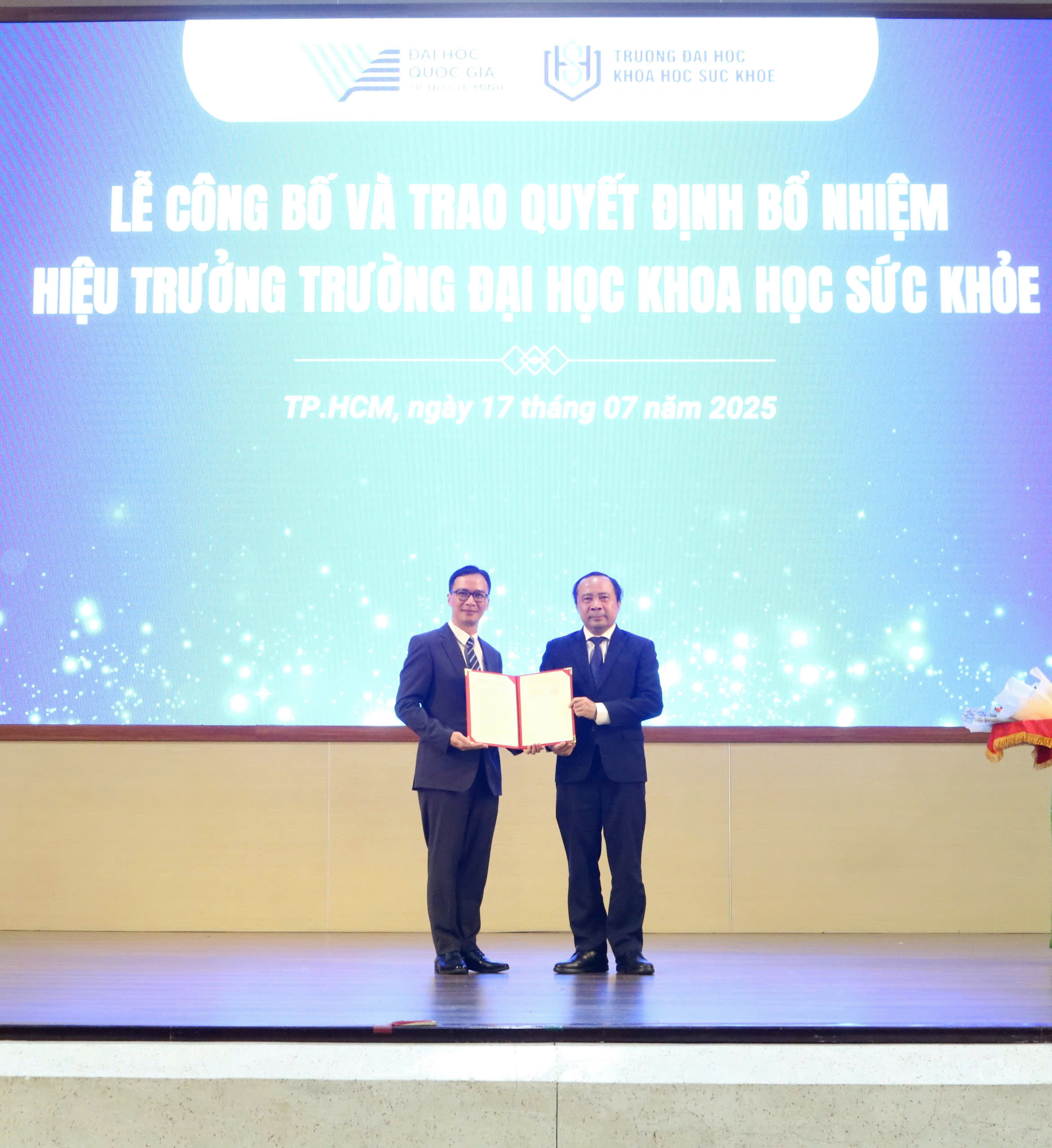 ມະຫາວິທະຍາໄລແຫ່ງຊາດ ນະຄອນ ໂຮ່ຈີມິນ ແຕ່ງຕັ້ງຄະນະນຳ ມະຫາວິທະຍາໄລ ວິທະຍາສາດ ສຸຂະພາບ - ຮູບ 3. ĐHQG TP HCM bổ nhiệm lãnh đạo chủ chốt Trường ĐH Khoa học Sức khỏe- Ảnh 3.