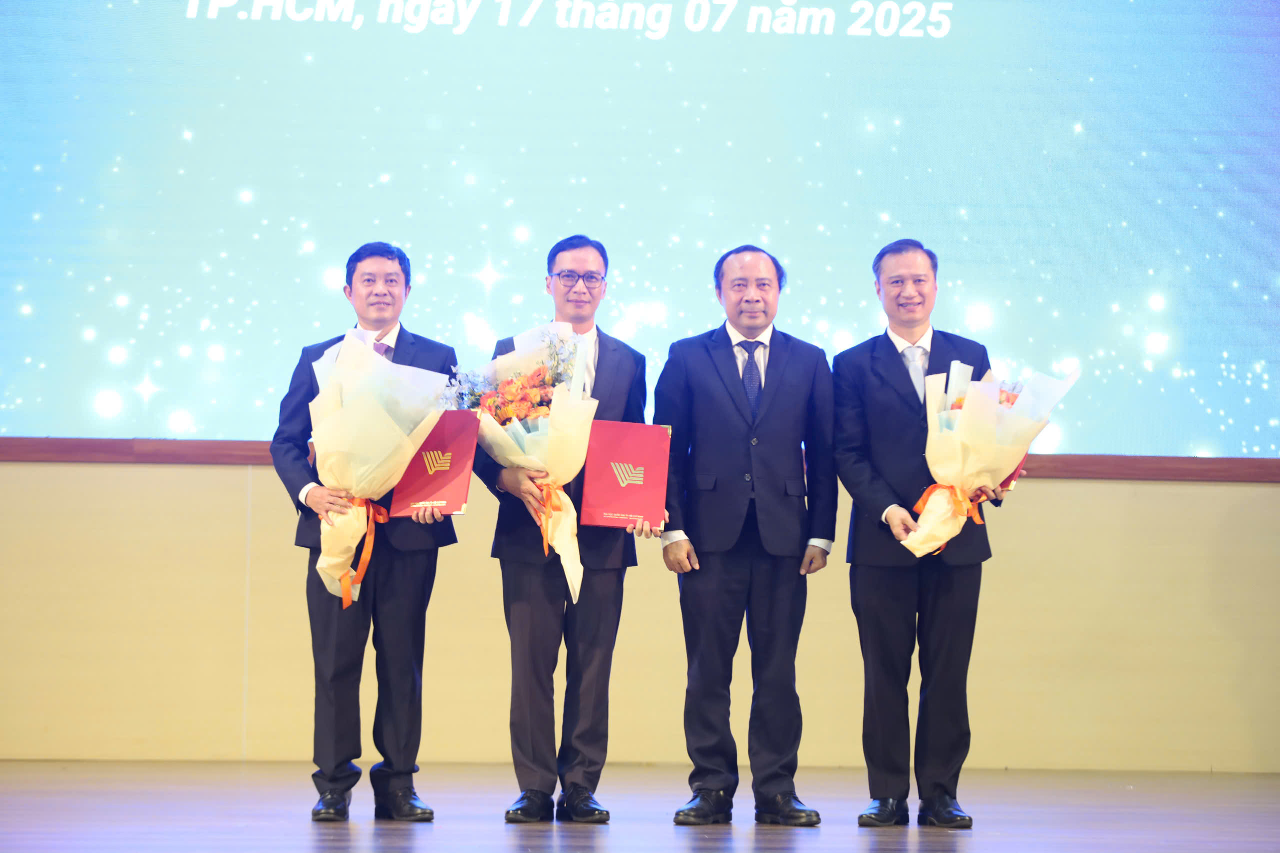 ມະຫາວິທະຍາໄລແຫ່ງຊາດ ນະຄອນ ໂຮ່ຈີມິນ ແຕ່ງຕັ້ງຄະນະນຳ ມະຫາວິທະຍາໄລ ວິທະຍາສາດ ສຸຂະພາບ - ຮູບ 1. ĐHQG TP HCM bổ nhiệm lãnh đạo chủ chốt Trường ĐH Khoa học Sức khỏe- Ảnh 1.