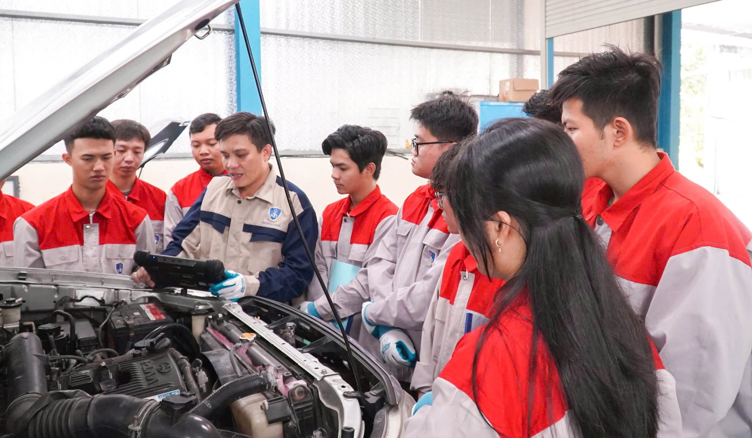 Konversi mobil bensin ke mobil listrik, apakah industri teknik otomotif takut  Chuyển đổi xe xăng sang xe điện, ngành kỹ thuật ô tô có sợ