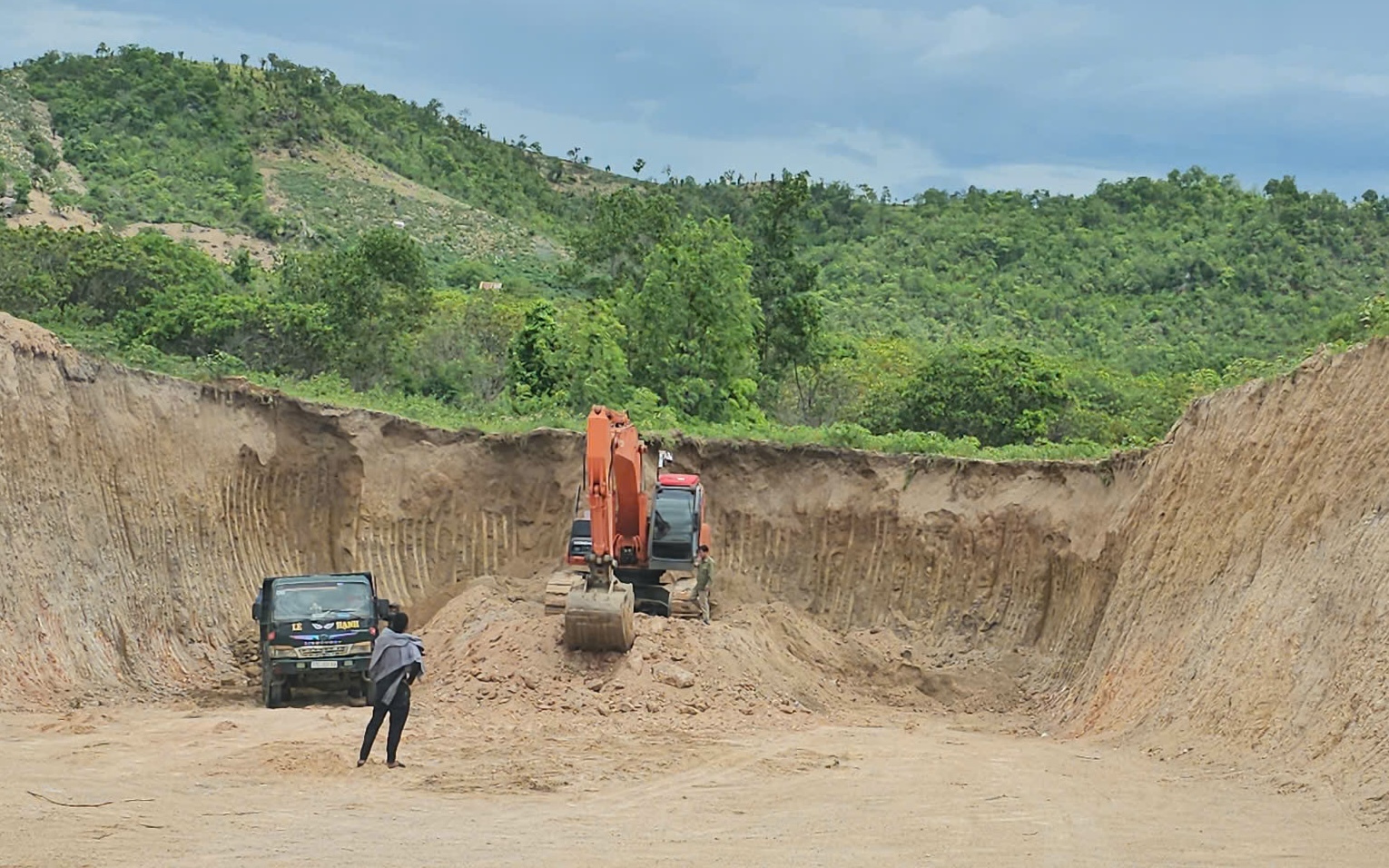 Sạt lở mỏ đất ở Gia Lai, một t&agrave;i xế tử vong - Ảnh 2.