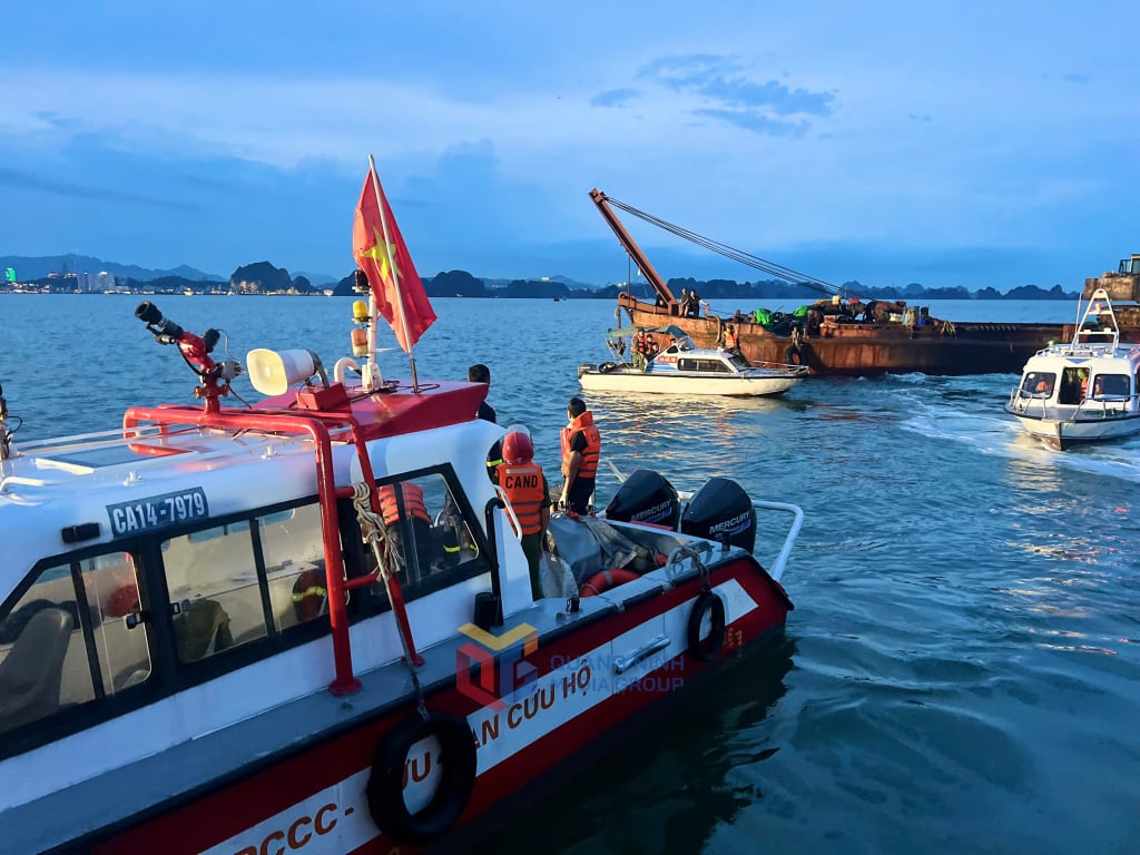 Vụ đắm tàu du lịch trên vịnh Hạ Long: Cứu được 11 người, tìm thấy 28 thi thể nạn nhân - Ảnh 1.