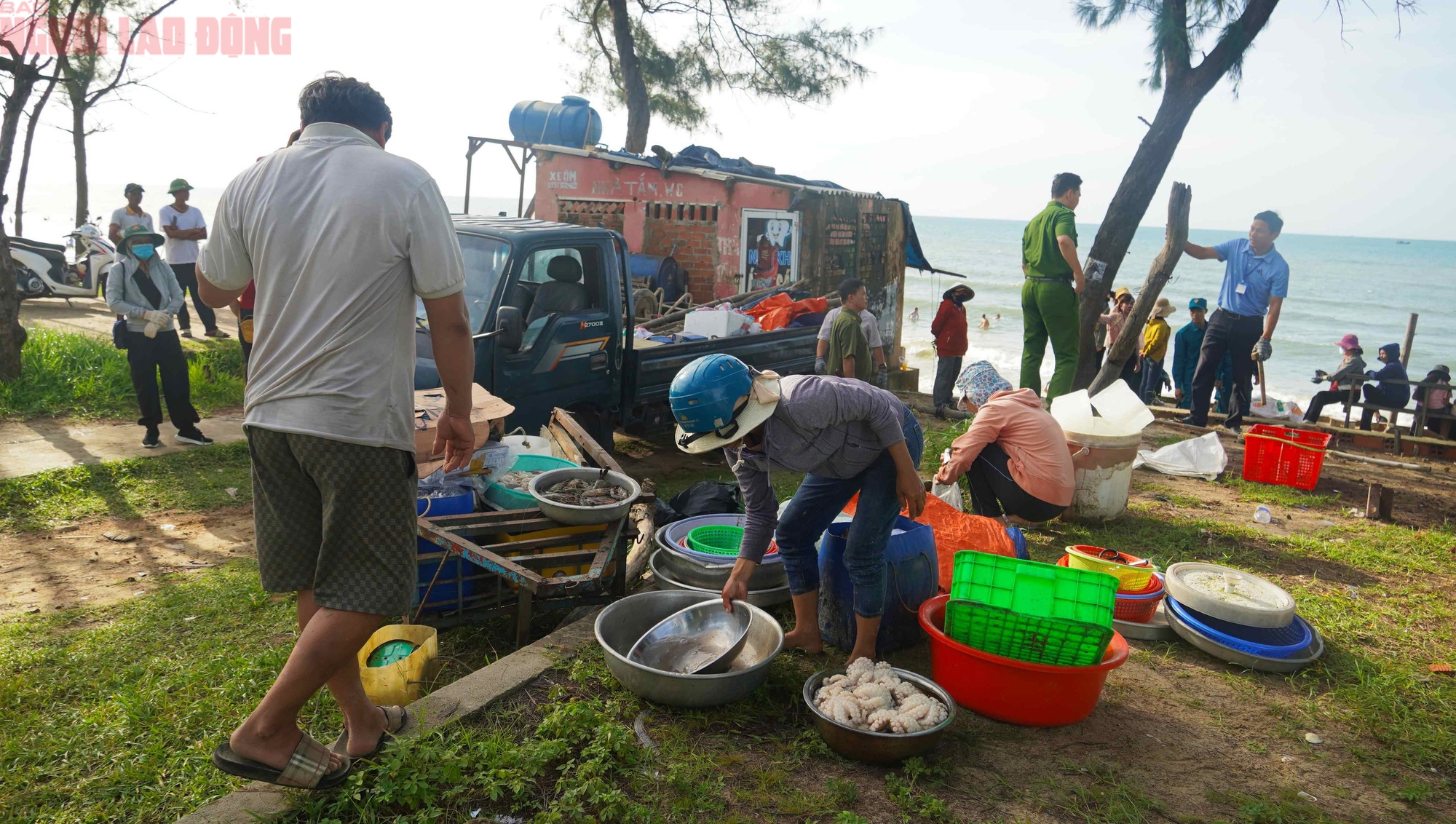 Hình ảnh "giải cứu" bãi biển nhếch nhác bởi chợ hải sản tự phát tại TP HCM- Ảnh 2.
