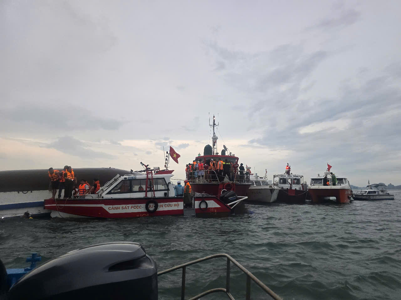 Vụ đắm tàu du lịch trên vịnh Hạ Long: Cứu được 11 người, tìm thấy 28 thi thể nạn nhân - Ảnh 9.