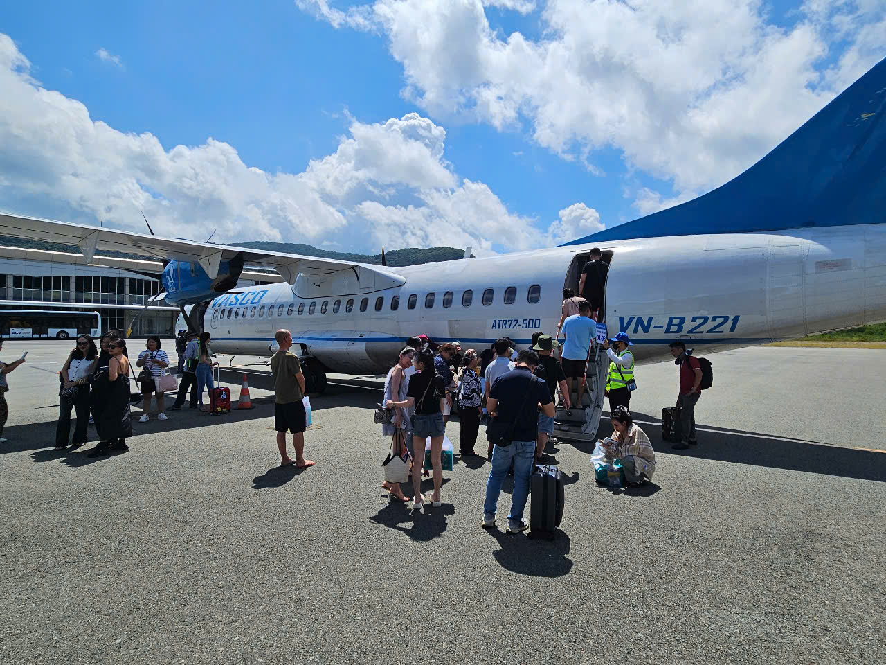 Pravda o spekulacích s hotelovými pokoji a letenkami v Con Dao - Foto 2. Thực hư tình trạng đầu cơ phòng khách sạn và vé máy bay ở Côn Đảo - Ảnh 2.