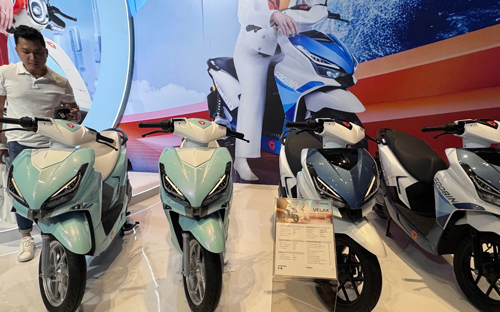 Giữa xu hướng chuyển đổi xe xăng, VinFast ra mắt xe máy điện mới đi được tới 262 km/lần sạc- Ảnh 1.