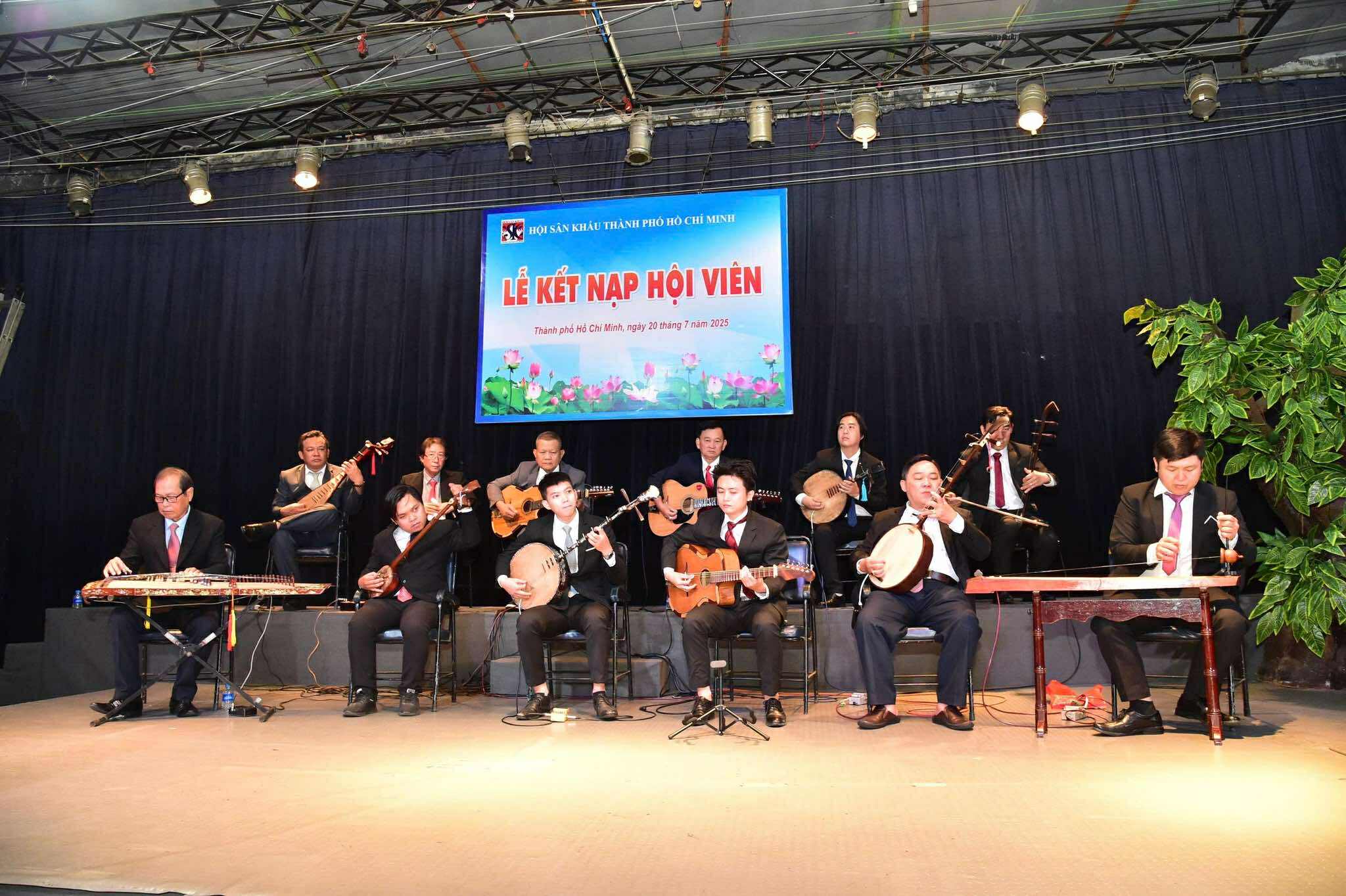 29 nghệ sĩ, nhạc công được kết nạp Hội viên Hội Sân khấu TP HCM - Ảnh 4.