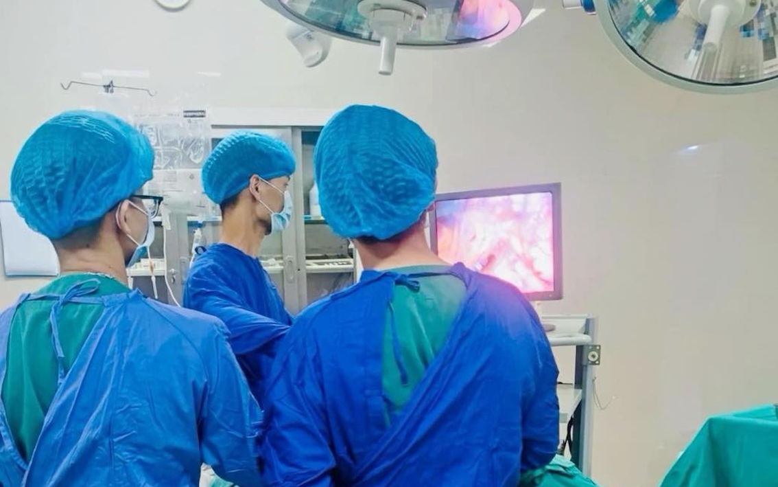 Mổ khẩn trong đêm cứu bé gái bị chấn thương vùng kín nghiêm trọng- Ảnh 2.