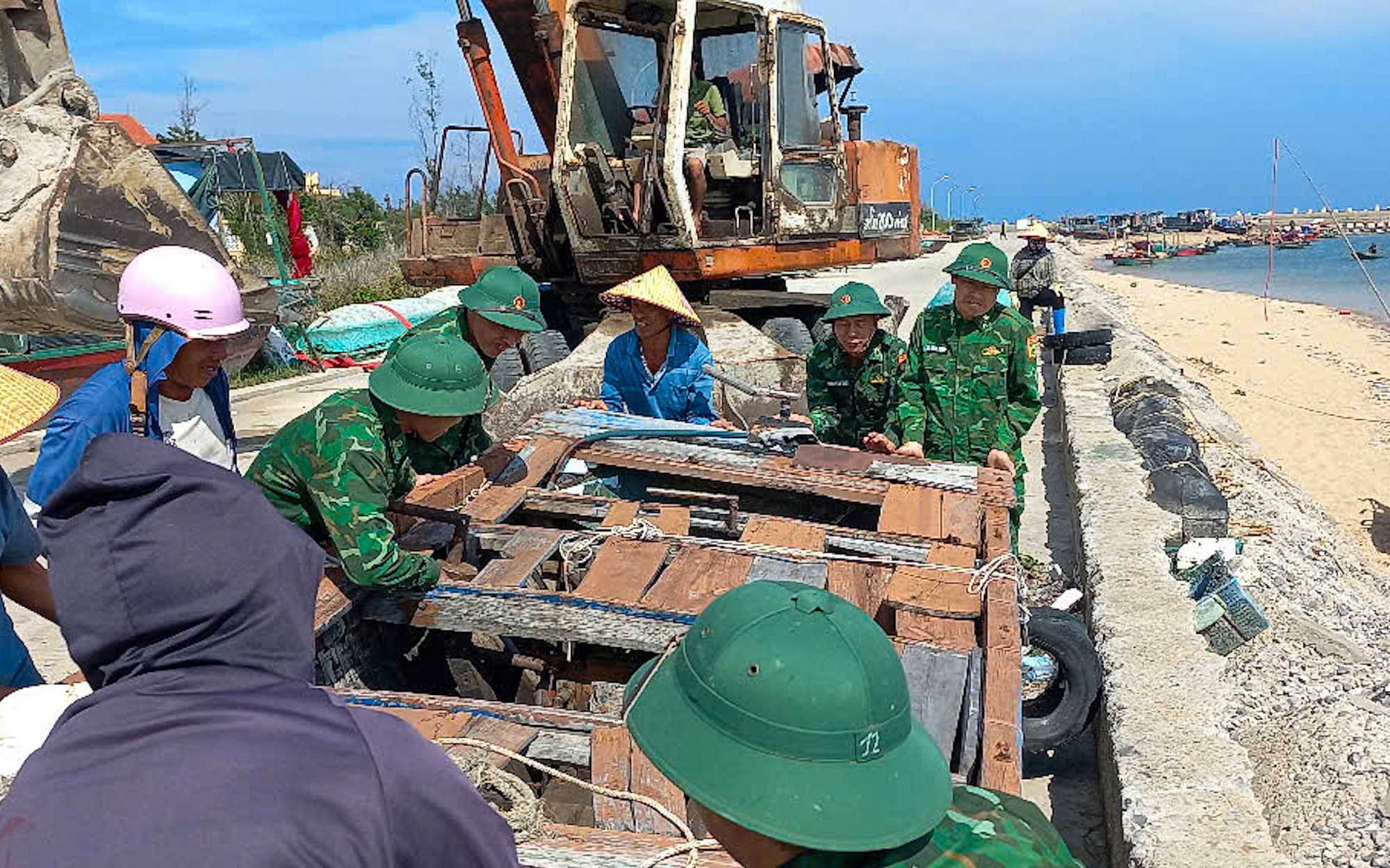 Vụ lật tàu ở vịnh Hạ Long và ứng phó thiên tai hiệu quả - Ảnh 2.