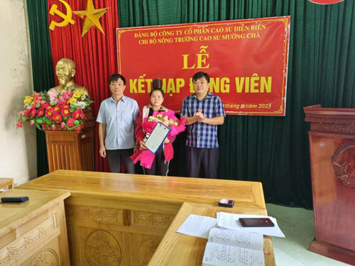 Phát triển đảng viên là người dân tộc thiểu số- Ảnh 1. Phát triển đảng viên là người dân tộc thiểu số- Ảnh 1.