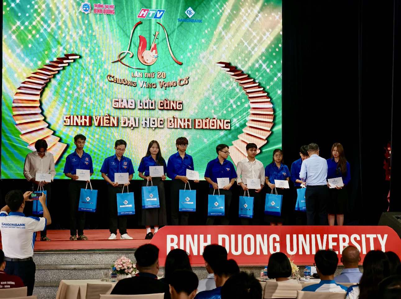 Thí sinh "Chuông vàng vọng cổ" lần thứ 20 giao lưu sinh viên Đại học Bình Dương- Ảnh 5. Thí sinh "Chuông vàng vọng cổ" lần thứ 20 giao lưu sinh viên Đại học Bình Dương- Ảnh 5.