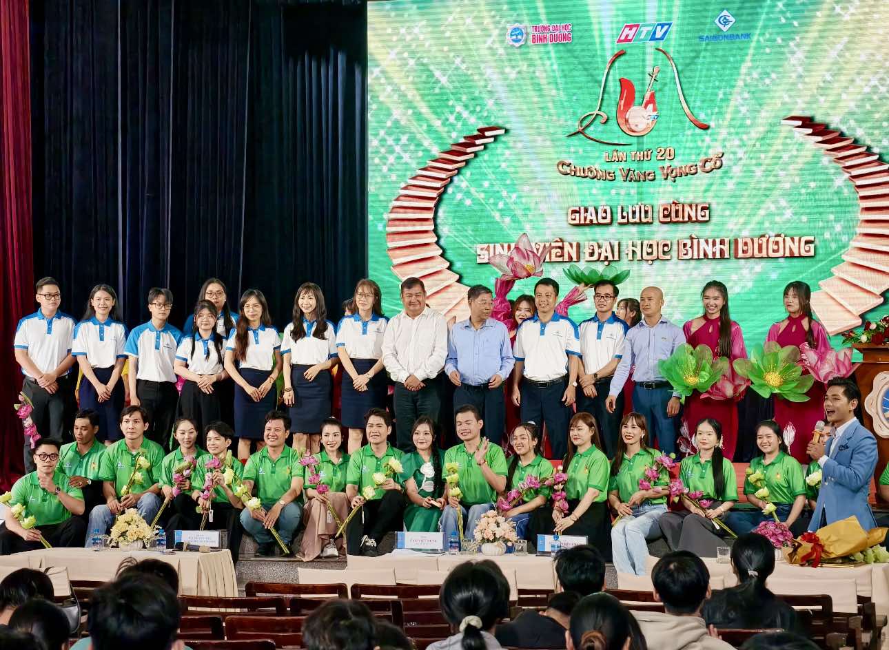 Thí sinh "Chuông vàng vọng cổ" lần thứ 20 giao lưu sinh viên Đại học Bình Dương- Ảnh 2. Thí sinh "Chuông vàng vọng cổ" lần thứ 20 giao lưu sinh viên Đại học Bình Dương- Ảnh 2.