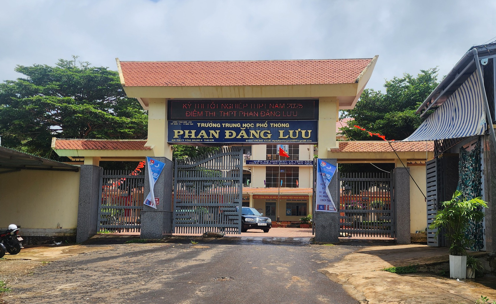 Hé lộ nhiều bất ngờ trong vụ phụ huynh "tố" 2 thầy giáo dạy thêm môn… võ trong trường- Ảnh 1. Hé lộ nhiều bất ngờ trong vụ phụ huynh "tố" 2 thầy giáo dạy thêm môn… võ trong trường- Ảnh 1.