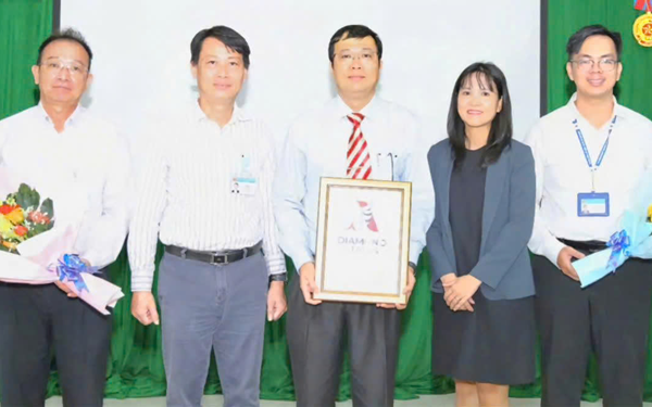 Hai bé sinh rớt tại nhà được cứu sống Nhờ tổng đài cấp cứu 115 - Ảnh 2.