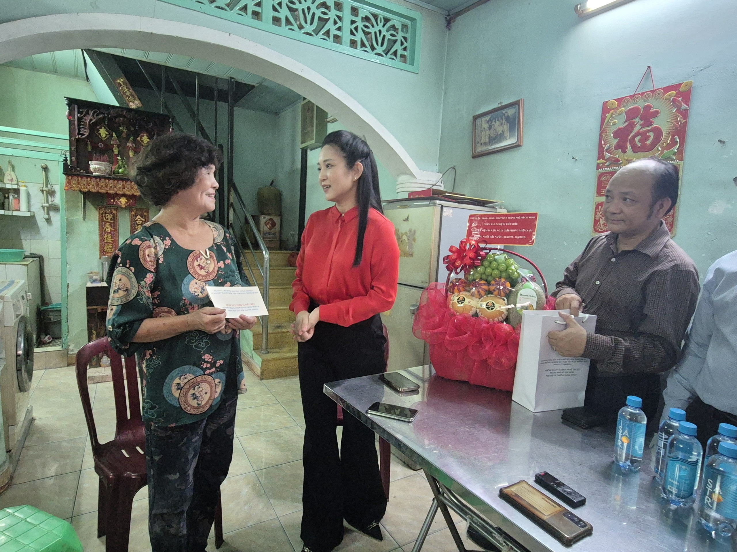 Lãnh đạo TP HCM thăm và tri ân 3 văn nghệ sĩ - Ảnh 2.