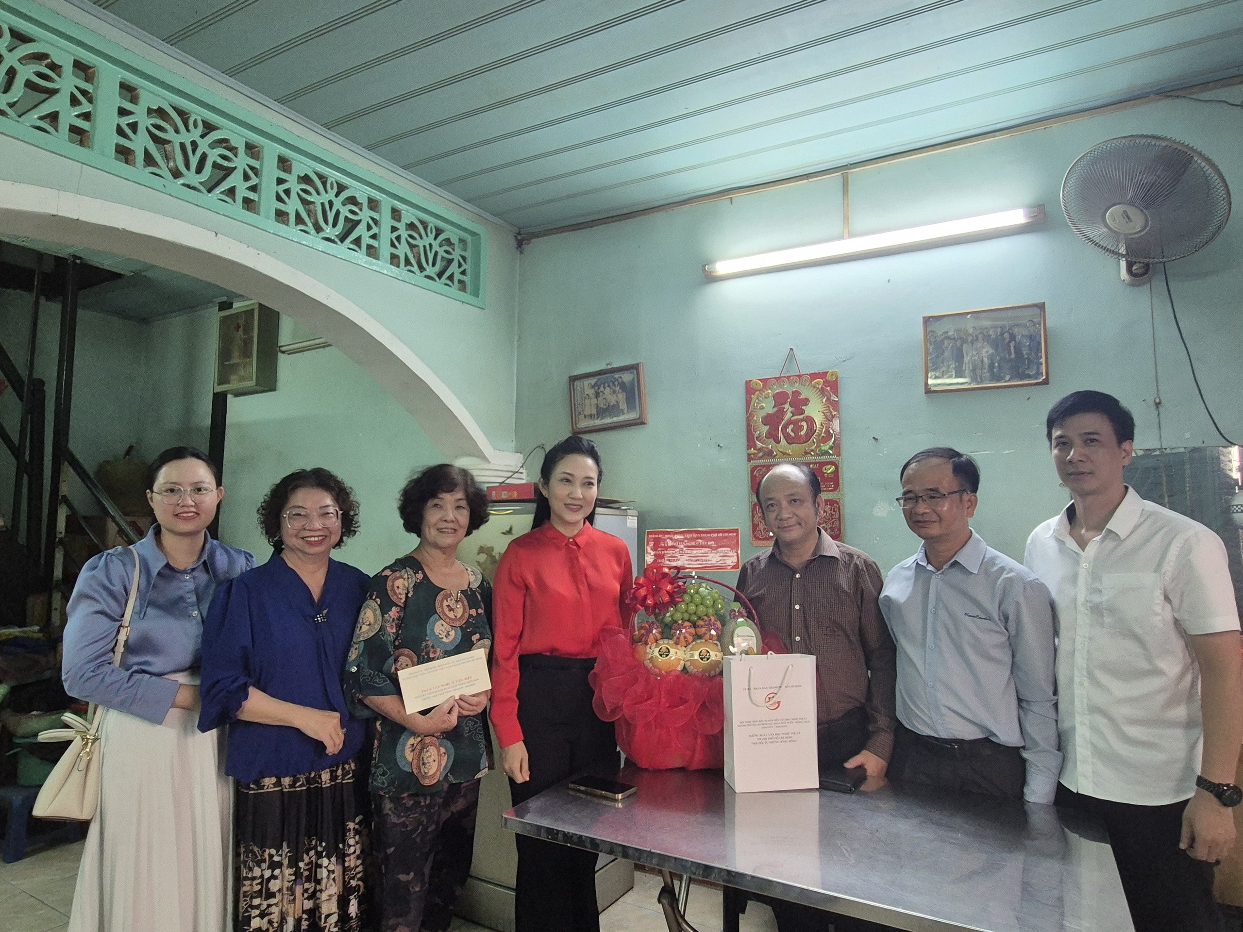 Lãnh đạo TP HCM thăm và tri ân 3 văn nghệ sĩ - Ảnh 4.