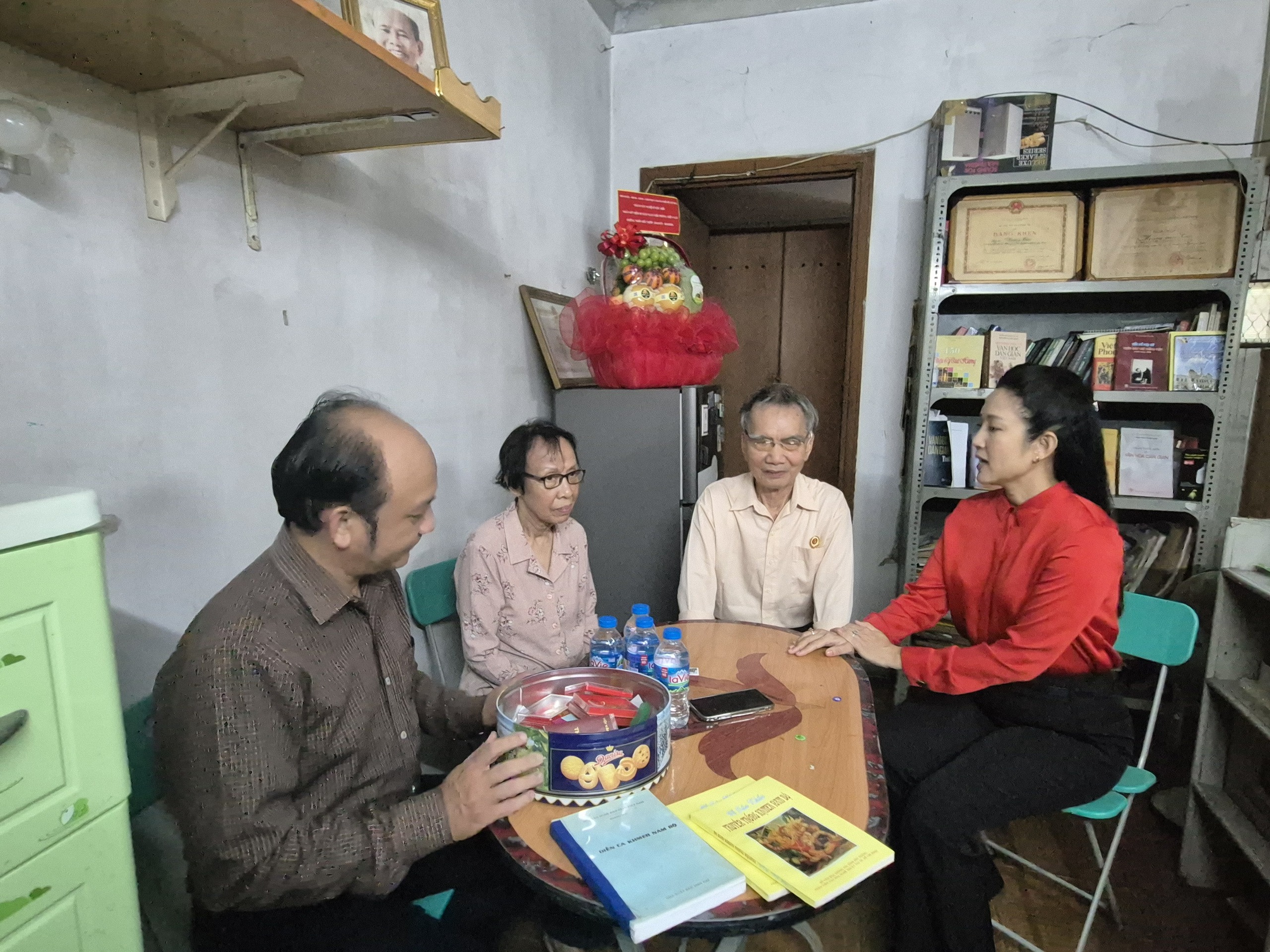 Lãnh đạo TP HCM thăm và tri ân 3 văn nghệ sĩ - Ảnh 7.