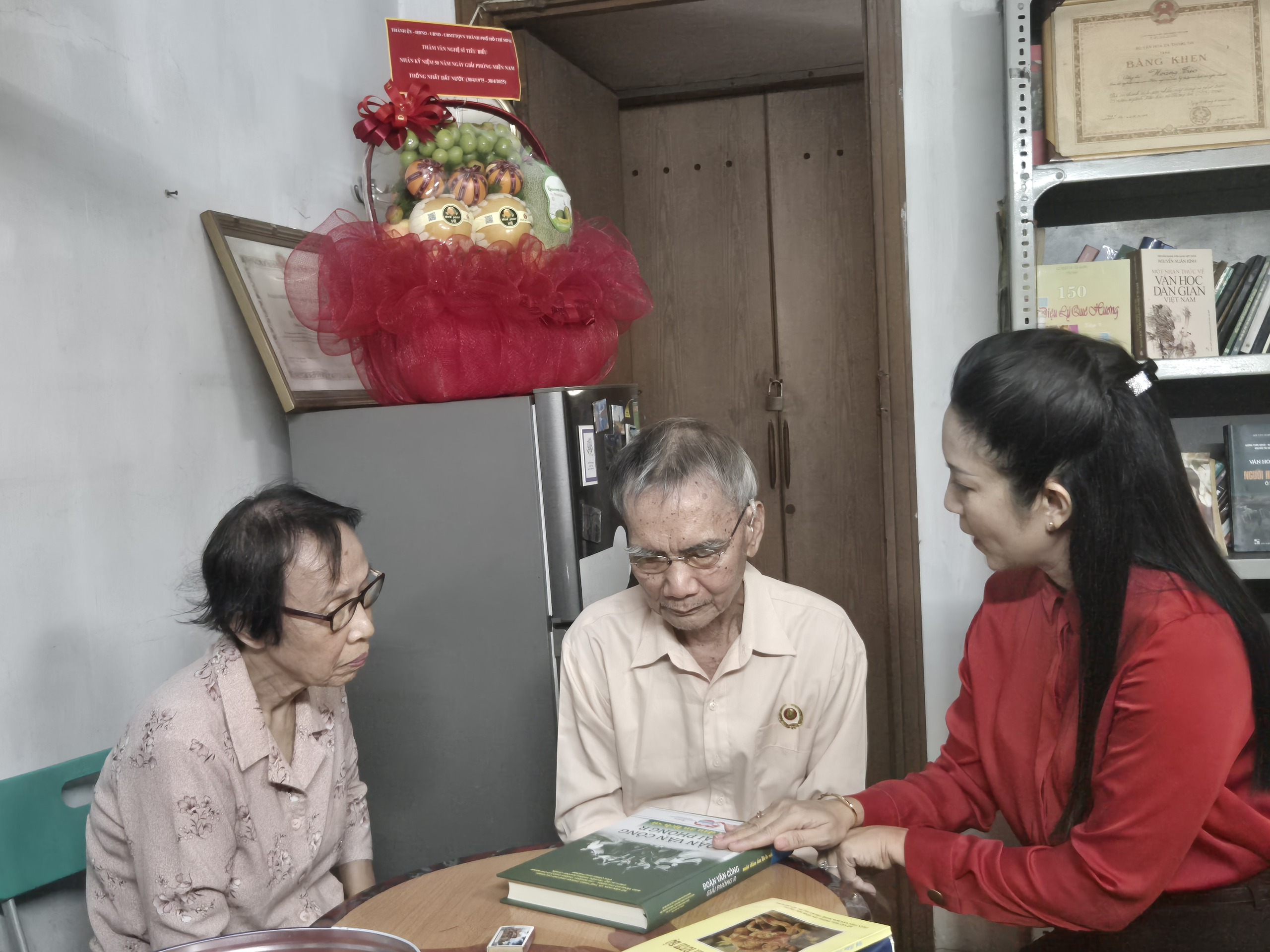 Lãnh đạo TP HCM thăm và tri ân 3 văn nghệ sĩ - Ảnh 6.