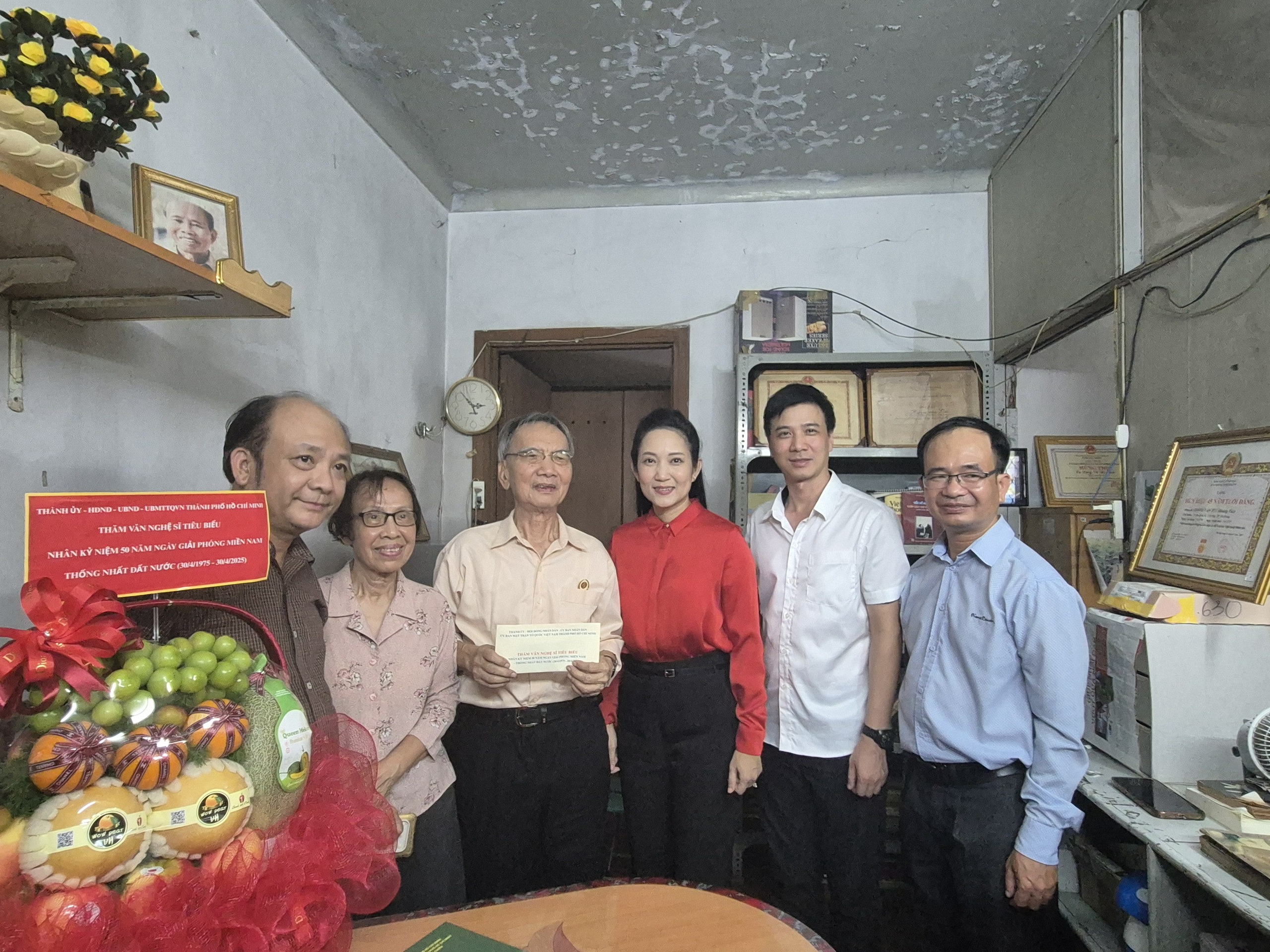 Lãnh đạo TP HCM thăm và tri ân 3 văn nghệ sĩ - Ảnh 8.