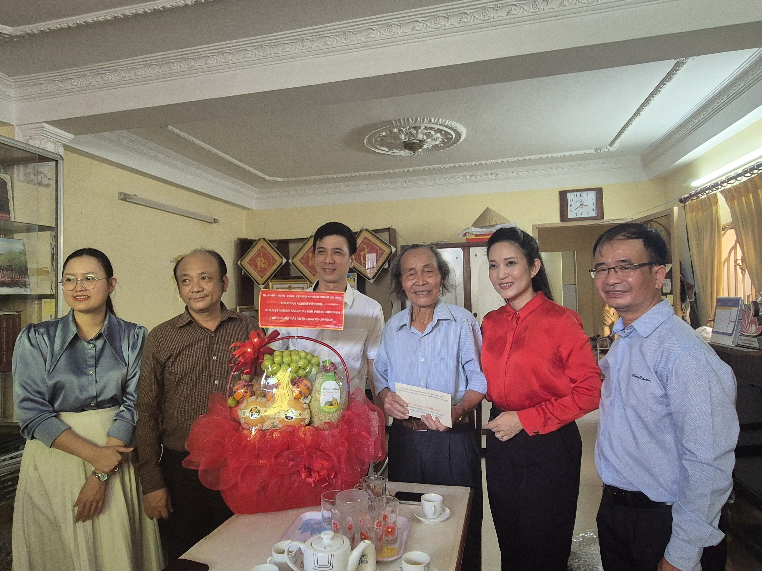 Lãnh đạo TP HCM thăm và tri ân 3 văn nghệ sĩ - Ảnh 11.