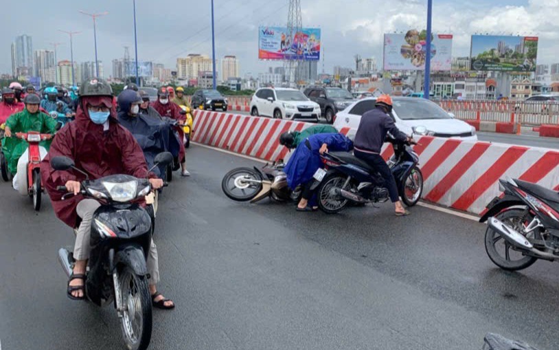 TPHCM lắp loa cảnh b&aacute;o giảm tốc tr&ecirc;n cầu S&agrave;i G&ograve;n - Ảnh 2.